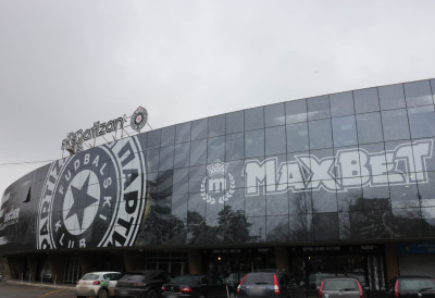 (ВИДЕО) ЗВЕЗДАШ ДОВЕО ДЕКУ ПРВИ ПУТ НА СТАДИОН ПАРТИЗАНА: У Београду није био 50 година, али жеља му је испуњена