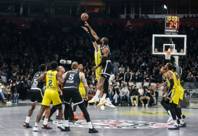 (ВИДЕО) БУРНО У АРЕНИ НАКОН МЕЧА ИЗМЕЂУ ПАРТИЗАНА И МАКАБИЈА: Тајрик у окршају са навијачима Партизана