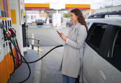 ПОЈАВИЛА СЕ НОВА ВРСТА ГОРИВА Ружичасти пиштољи збунили возаче ЕВО ШТА ЗАПРАВО ЗНАЧЕ