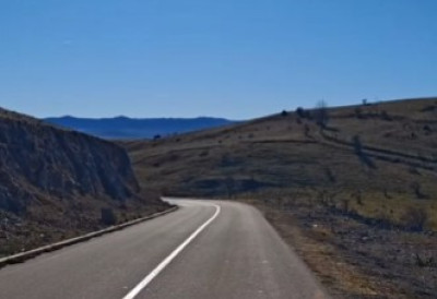 КО ЈЕ УКРАО СНЕГ? Шокантна сцена на југозападу Србије – пролеће усред децембра на месту на које смо НАВИКЛИ ДА ЈЕ ОКОВАНО СМЕТОВИМА (ВИДЕО)