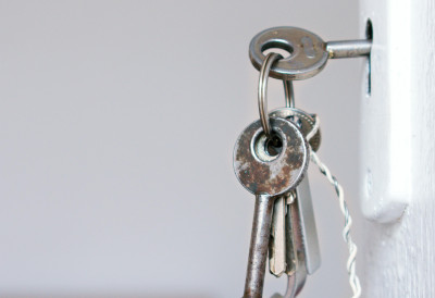 ОВА ГРЕШКА МОЖЕ СКУПО ДА ВАС КОШТА Ево зашто није добро остављати КЉУЧ У БРАВИ преко ноћи