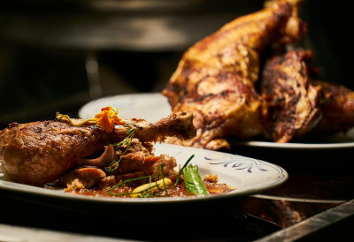 ЗАБОРАВИТЕ НА СУВО БЕЛО МЕСО Ставите ову ВОЋКУ у пиле и кожица ће да пуца! ТРИК УВЕК УПАЛИ, а притом и не кошта пуно – свега 50 динара