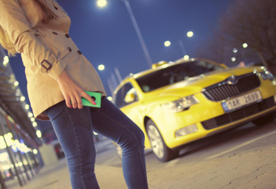 СТИГАО ЈЕ НОЋНИ ТАКСИ ЗА ЖЕНЕ Овај град у Европи субвенционише БЕЗБЕДНУ ВОЖЊУ дама! Ево која је цена