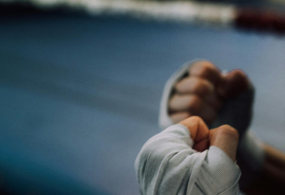 (ВИДЕО) „Летели“ столови и столице! ИЗБИЛА ЖЕСТОКА ТУЧА У КЛАДИОНИЦИ Појавио се УЗНЕМИРУЈУЋ СНИМАК, тукли се и мушкарци, и жене