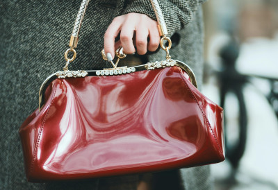 БУКВАЛНО ЈЕ МАГНЕТ ЗА НЕМАШТИНУ Проверите добро шта носите у ТОРБИ Ову ствар СМЕСТА ИЗБАЦИТЕ и гледајте: НОВАЦ ЋЕ САМО ДА ПРИСТИЖЕ