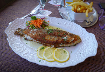 ЛАГАН ОБРОК ЗА ПОСТ Сочна пастрмка из рерне са лимуном и белим луком