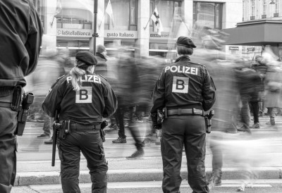 Страх се раширио Бечом УХАПШЕНЕ ТРИ ТИНЕЈЏЕРКЕ ЗБОГ ПОДМЕТАЊА 18 ПОЖАРА ЗА МЕСЕЦ ДАНА Мотив је ШОКАНТАН: Било им досадно