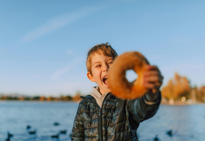 ДЕЧАЦИМА ФАЛИЛО 15 ДИНАРА ЗА КРОФНУ - НИКО ИМ НИЈЕ ПОМОГАО Где је нестала ЕМПАТИЈА?