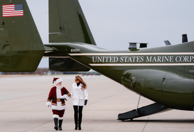 (ФОТО) МЕЛАНИЈА ТРАМП ВИЂЕНА СА ДЕДА МРАЗОМ Поново показала завидну фигуру у црно-белој комбинацији!