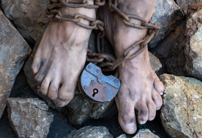 БРАЧНИ ПАР ИЗ ХРВАТСКЕ ДРЖАО МУШКАРЦА КАО РОБА: Жртва две године живела у нељудским условима