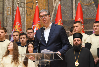 (ФОТО) ПРЕДСЕДНИК ВУЧИЋ ДОБИО ЗЛАТНИК ОД УЧЕНИКА ИЗ ВУКОВАРА Угостио их уз топле речи: Надам се да ћете из Београда понети наду, веру и љубав