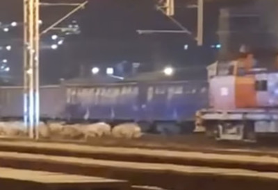 (ВИДЕО) "НЕ МОГУ ДА ПРОЂУ ОД ВОЗА" Вирални снимак из Црне Горе одушевио све! Машиновођа таман да крене, али пруга блокирана- Ево и од кога