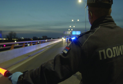 ТИНЕЈЏЕР (17) НАПРАВИО КАРАМБОЛ У НОВОМ ПАЗАРУ Без возачке сео за волан комбија, ударио два аутомобила, забио се у излог маркета па ударио полицајца