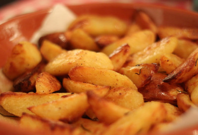 ХРСКАВИ КРОМПИР И БАТАТ ИЗ РЕРНЕ Једноставан рецепт за ароматичан и здрав прилог