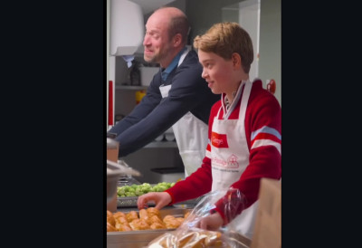 КРАЉЕВСКА КРУНА ЗАСУКАЛА РУКАВЕ: Принц Вилијeм са сином Џорџом припремао оброке за бескућнике