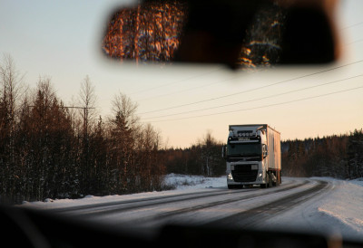 ТУРСКИ КАМИОНЏИЈА ДИВЉАО ПУТЕВИМА, УХВАЋЕН КОД НИША За 28 дана успео да направи више од 90 ПРЕКРШАЈА! Ево колика га казна очекује