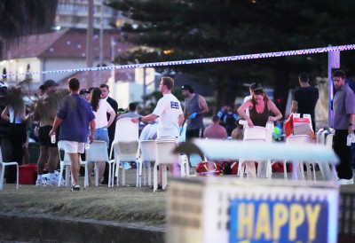 (ВИДЕО) НА ПЛАЖИ У СИДНЕЈУ НАЈМАЊЕ 10 УБИЈЕНИХ! Двојица нападача пуцали на манифестацији поводом јеврејског празника Хануке, било више од 1.000 људи!