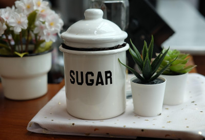 (ВИДЕО) САДА СВИ СТАВЉАЈУ КОМАД ХЛЕБА У ПОСУДУ СА ШЕЋЕРОМ Тиктокерка открила невероватан трик