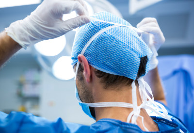 ЕСТЕТСКИ ХИРУРГ УХАПШЕН ЗБОГ СЕКСУАЛНОГ НАПАДА НА ПАЦИЈЕНТКИЊУ Инцидент се догодио током операције у приватној клиници