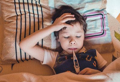 РОДИТЕЉИ У СТРАХУ ЗБОГ ЈАКОГ ВИРУСА Чекаонице ПУНЕ, висока температура мучи децу ШИРОМ СРБИЈЕ