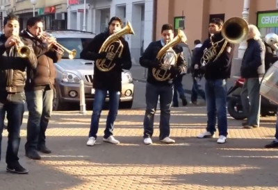 ИНТЕРВЕНИСАЛА ПОЛИЦИЈА Трубачи на Божић свирали по квартовима Загреба ГРАЂАНИ СЕ ЖАЛИЛИ НА НЕСНОСНУ БУКУ