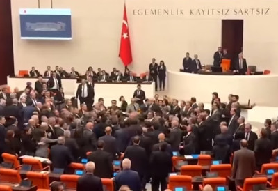 ПОСЛАНИЦИ СЕ ТУКЛИ 10 МИНУТА Појавио се и снимак хаоса у турском парламенту ОБЕЗБЕЂЕЊЕ НЕМОЋНО У ПОКУШАЈИМА РАЗДВАЈАЊА (ВИДЕО)