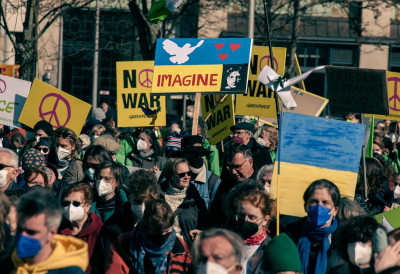 САМО 9 ОДСТО УКРАЈИНАЦА ВЕРУЈЕ У МИР ДО КРАЈА ГОДИНЕ Зеленски на преговорима у Берлину, ГРАЂАНИ СКЕПТИЧНИ