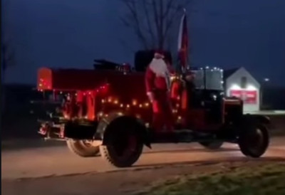 ДЕДА МРАЗОВИ СТИГЛИ У ВОЈВОДА СТЕПУ: Пакетићи за децу ДИРЕКТНО СА ВАТРОГАСНОГ ВОЗИЛА (ВИДЕО)
