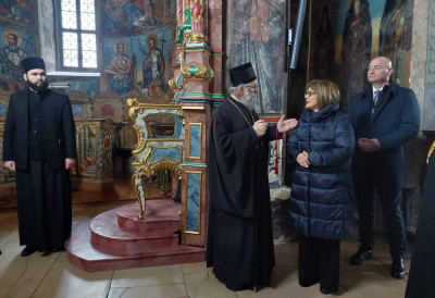 (ВИДЕО) МАЈА ГОЈКОВИЋ ОБИШЛА ДВА ФРУШКОГОРСКА МАНАСТИРА Уручен уговор о средствима за будућу ризницу Крушедола