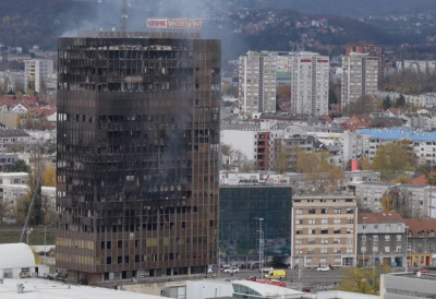 ЗАПАЛИЛИ ПАПИР, А ВАТРА ПРОГУТАЛА ЗГРАДУ? Двојица 18-годишњака осумњичених за пожар у Вјеснику остају у притвору НЕБОДЕР САД ЧЕКА РУШЕЊЕ