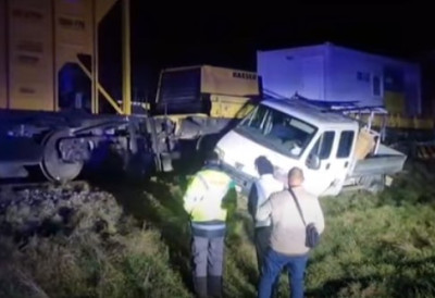 НЕСРЕЋА НА ПРУЖНОМ ПРЕЛАЗУ Воз ударио у камионет на прузи у Пироту СРЕЋОМ, НИЈЕ ИШАО ЈАКО БРЗО (ВИДЕО)