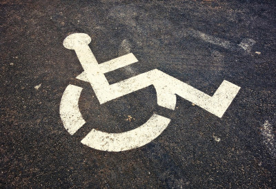 ПРЕСЕО МУ ОДМОР Човеку око уредно паркираног аутомобила општина доцртала место резервисано за инвалиде КАЗНЕ КРЕНУЛЕ ДА ПЉУШТЕ