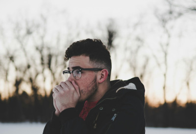 ОВО СУ ПРВИ СИМПТОМИ АЛЕРГИЈЕ НА ЗИМУ Најчешће наступа код деце, али НИ СТАРИЈИ нису поштеђени! Ево када је време за хитну