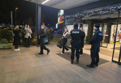 ДОЈАВА О БОМБИ ИЗАЗВАЛА ХАОС: Хитно евакуисан тржни центар КРЦАТ ЗБОГ НОВОГОДИШЊИХ СНИЖЕЊА, СВИ У ПАНИЦИ