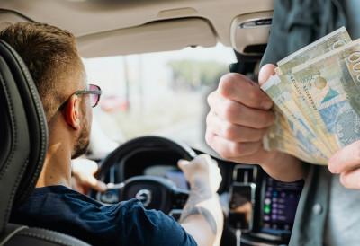 АКО ЗАПАДНЕТЕ У ГУЖВУ НА АУТО-ПУТУ ВРАЋАЈУ ВАМ НОВАЦ За најмање три сата кашњења добијате назад износ путарине И ТО САМО У ОВОМ СЛУЧАЈУ