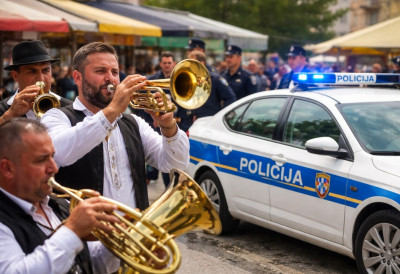 СРПСКE ДРЖАВЉАНE ПРОТЕРУЈУ ИЗ ХРВАТСКЕ ЗБОГ МУЗИКЕ Трубачи свирали на пијаци, добили рок од седам дана да напусте земљу