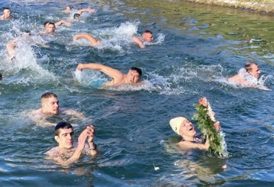 САМО НАЈХРАБРИЈИ ИЗ ЖИТИШТА УЛАЗЕ У БЕГЕЈ Окупљање код старог моста на Богојављење ПРИЈАВЕ ЗА ПЛИВАЊЕ ЗА ЧАСНИ КРСТ СУ У ТОКУ