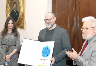 ДАРКУ ТУШЕВЉАКОВИЋУ У МАТИЦИ СРПСКОЈ УРУЧЕНА НАГРАДА „БЕСКРАЈНИ ПЛАВИ КРУГ” ЗА РОМАН ГОДИНЕ „Карота” као отисак сна о изгубљеном времену