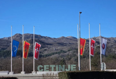 Заставе на пола копља НА ЦЕТИЊУ ОБЕЛЕЖЕНА ГОДИШЊИЦА ТРАГЕДИЈЕ