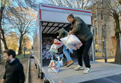 БОЖИЋНИ ПАКЕТИЋИ ЗА ДЕЦУ НА КОСМЕТУ Дарови из Куле за радосније празнике