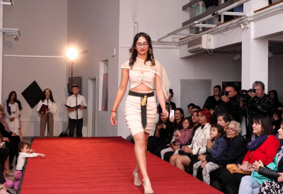 МОДНА РЕВИЈА И ИЗЛОЖБА СРЕДЊОШКОЛАЦА „СВЕТОГ САВЕ” ИЗ СОМБОРА Млади креатори поиграли се мотивима древног Египта