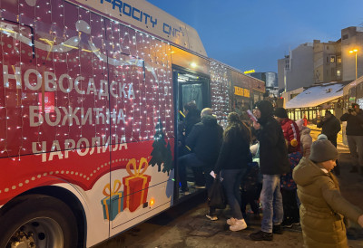 АУТОБУС КОЈИ ВОЗИ КРОЗ БАЈКУ Почела "Новосадска Божићна чаролија" за малишане
