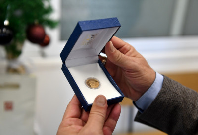 БОЖИЋНА НОЋ ДОНЕЛА РАДОСТ ЧАЧКУ Прва беба добила дукат од града