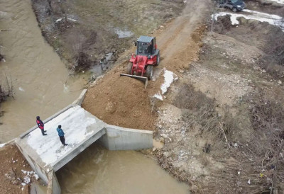 (ФОТО) РАДНИЦИ ЈАВНИХ ПРЕДУЗЕЋА НЕ ГАСЕ МАШИНЕ У ПРИБОЈУ Санира се штета настала током бујица, ево где је било најкритичније