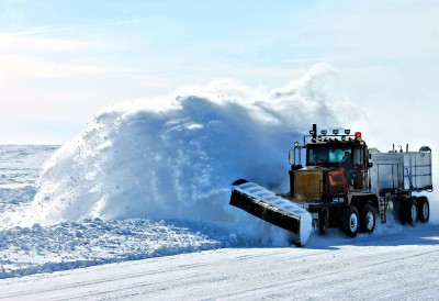 ХАОС НА ПУТЕВИМА СРБИЈЕ Возачима прете снег, лед и одрони ПОЈЕДИНИ ПРАВЦИ ПОТПУНО НЕПРОХОДНИ