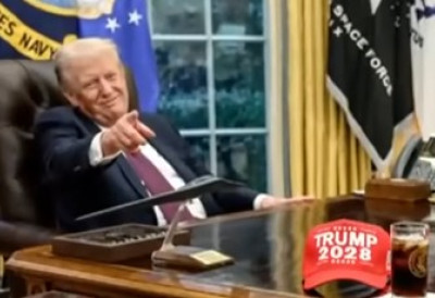 (ФОТО) Нови рат на мрежама! АМЕРИКАНАЦ НАУЧИО ВРАНЕ ДА КРАДУ ТРАМПОВЕ КАПЕ Интернет се поделио: Да ли је етички користити птице у људским политичким сукобима?!