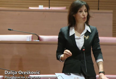 ЧУО СЕ ВРИСАК У САБОРУ Хрватску посланицу Далију Орешковић ударила струја усред седнице КОЛЕГЕ ОДМАХ ПРИТРЧАЛЕ У ПОМОЋ (ВИДЕО)