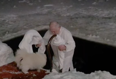 (ВИДЕО) ГОДИНЕ НИСУ ПРЕПРЕКА! Лукашенко се на Богојављење окупао у леденој води