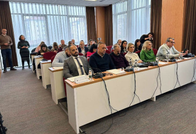 СРБИ ПОНИШТИЛИ ОДЛУКЕ АЛБАНАЦА Преименовање улица обавеза наставак притисака из Приштине