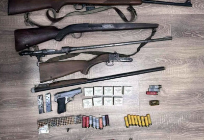 БАЧАНИН ПОСЕДОВАО АРСЕНАЛ ОРУЖЈА Полиција претресла стан и открила пушке, пиштољ и гомилу муниције